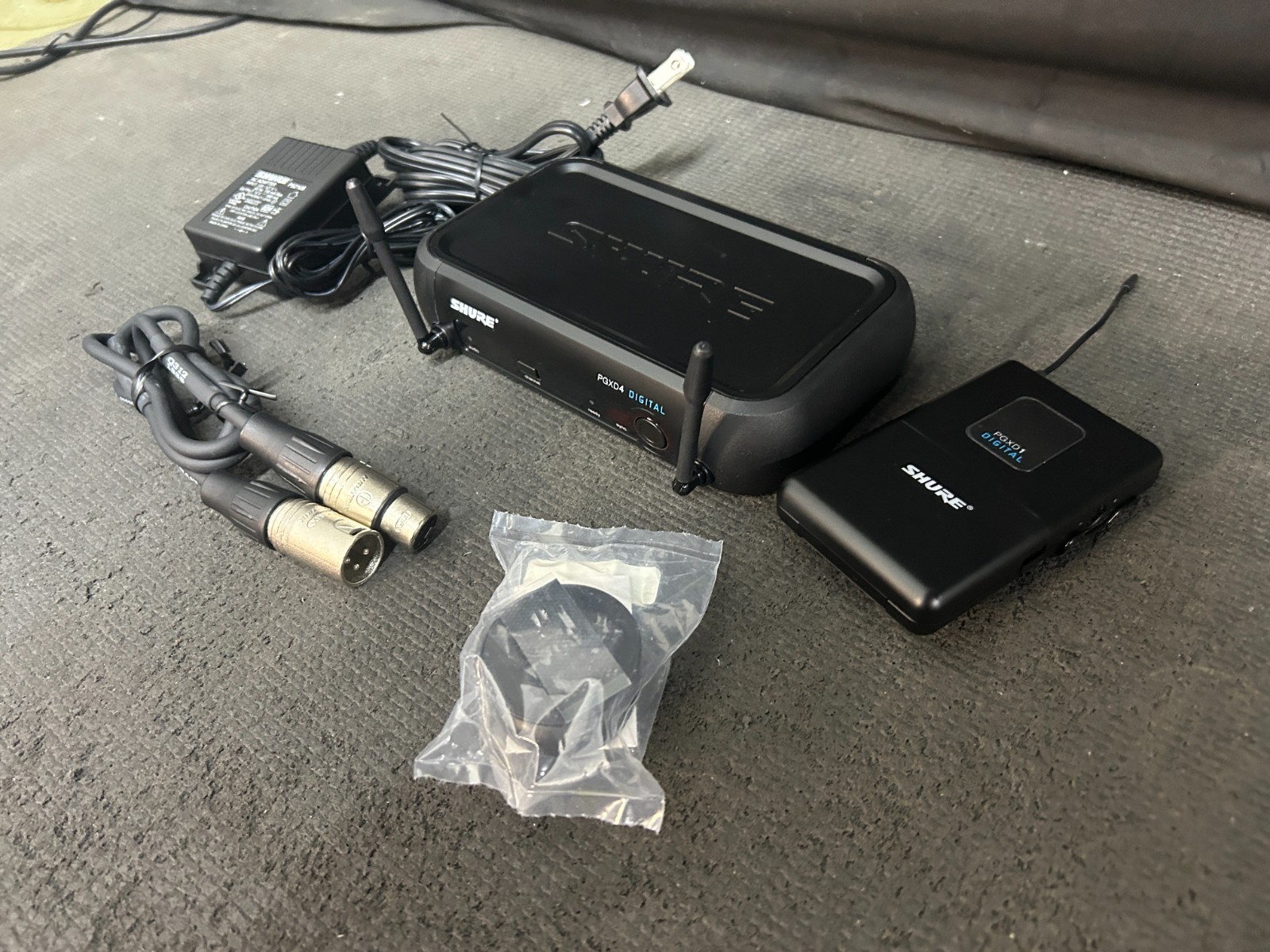 Shure PGXD4 Digital Wireless Receiver X8 Band 902-928 MHz with PGXD1 Transmitter