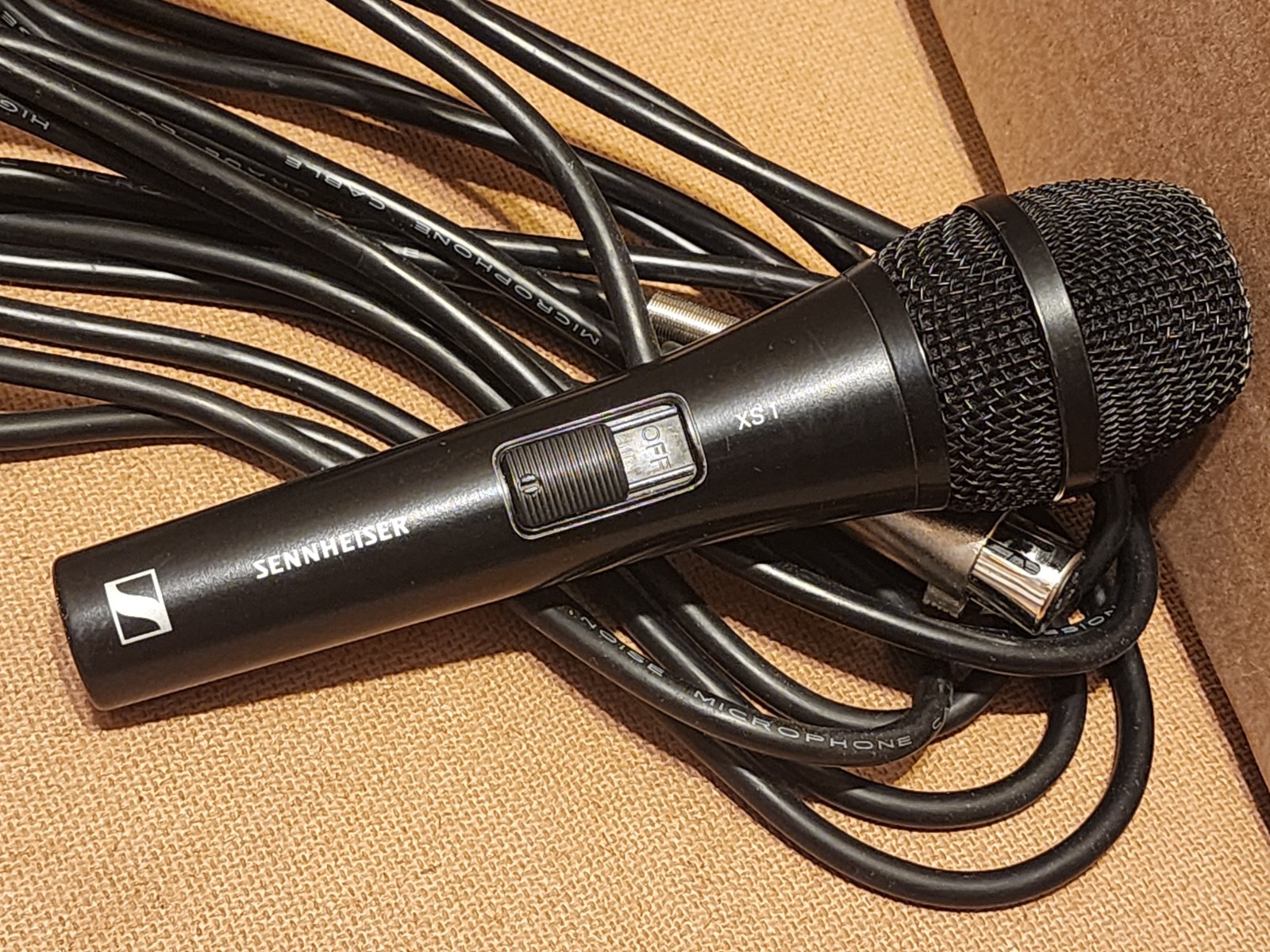 Sennheiser XS1 Handheld Microphone with 12′ Audio Cord – Black