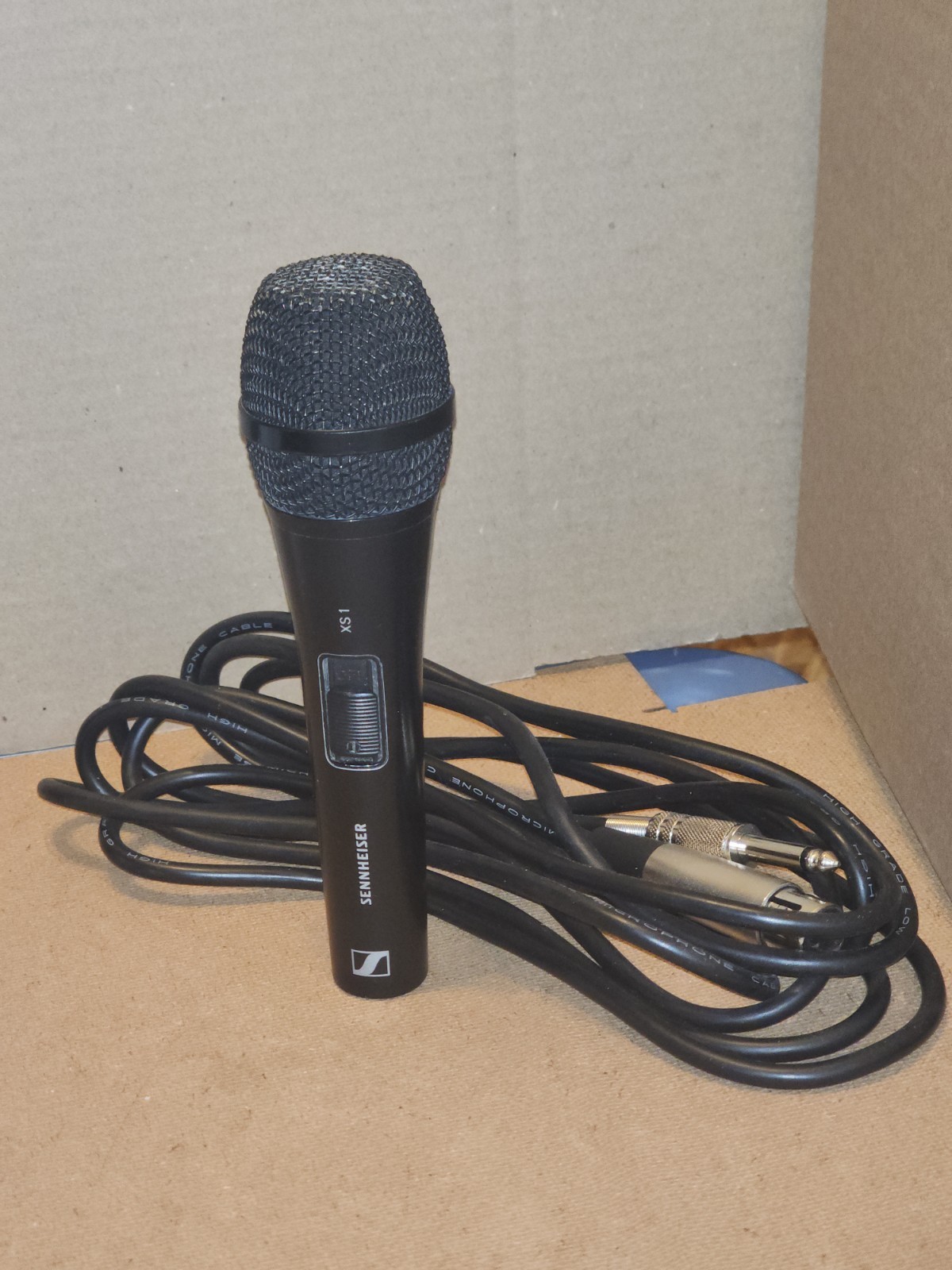 Sennheiser XS1 Handheld Microphone with 12′ Audio Cord – Black