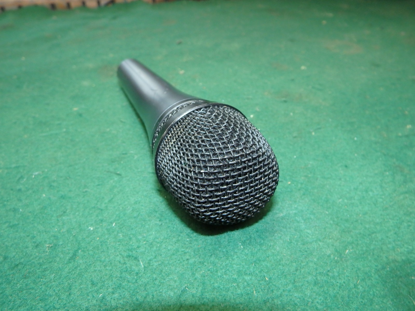 Sennheiser e 835 Dynamic Cardioid Vocal Microphone.
