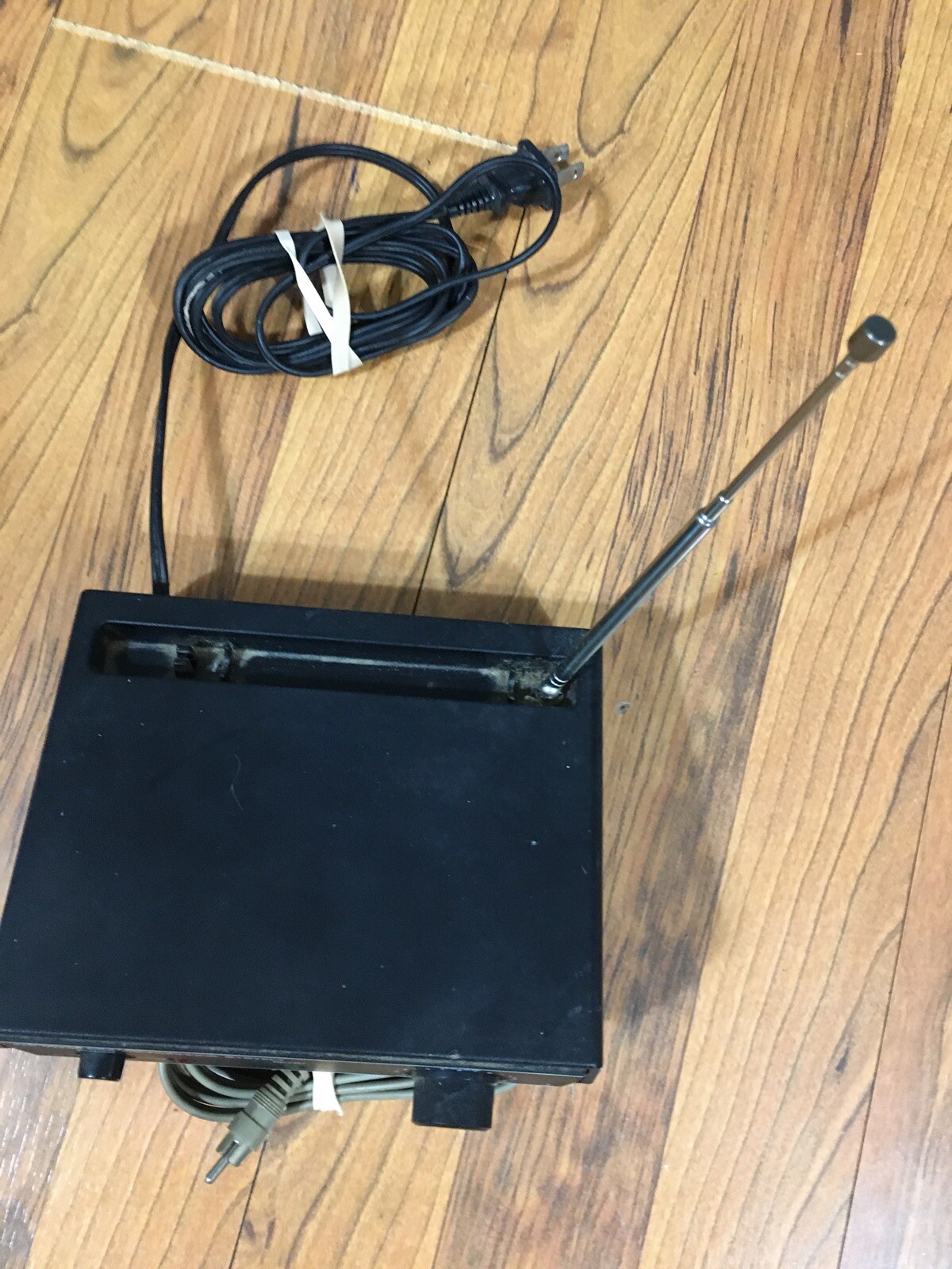 Realistic FM Wireless Microphone System Model 32-1221A
