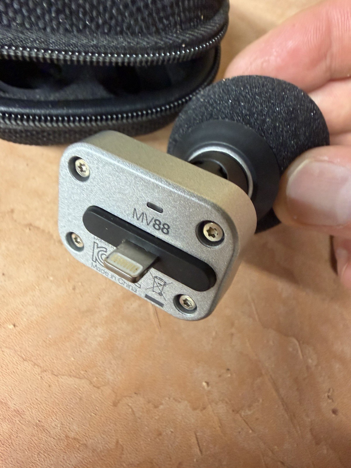 Shure MV88 Digital Stereo Condenser Microphone Lighting for iPhone iPad w/ Case