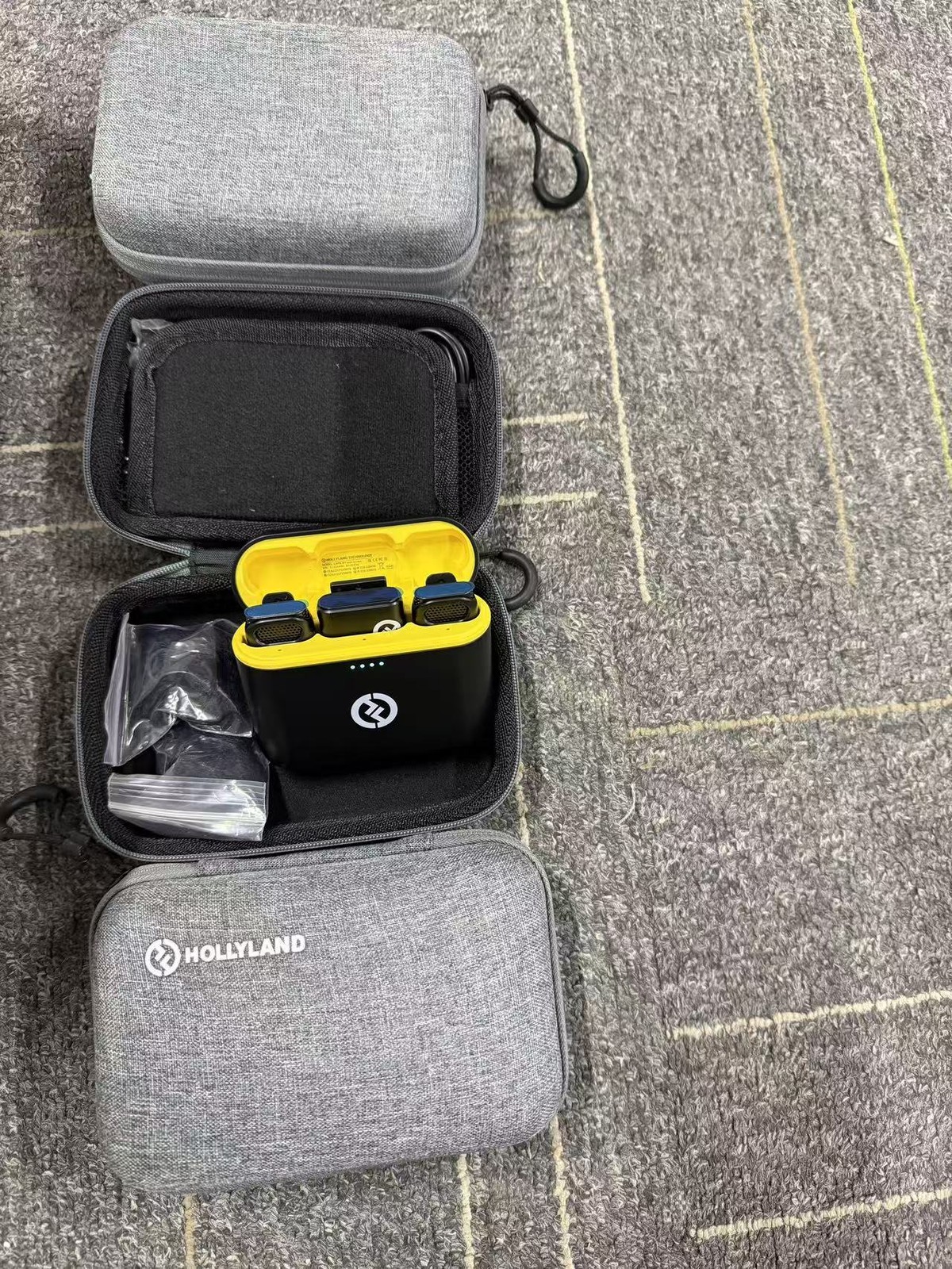 HOLLYLAND LARK M1 Duo 2.4g 600ft Wireless Lavalier Microphone Charging Case