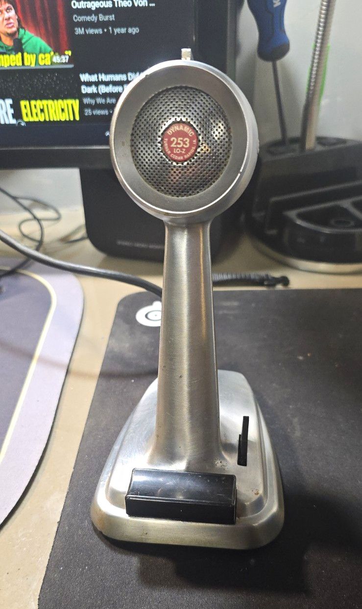 Turner 253 Dynamic LO-Z Desktop Microphone, Cardioid, On/Off Switch, Silver
