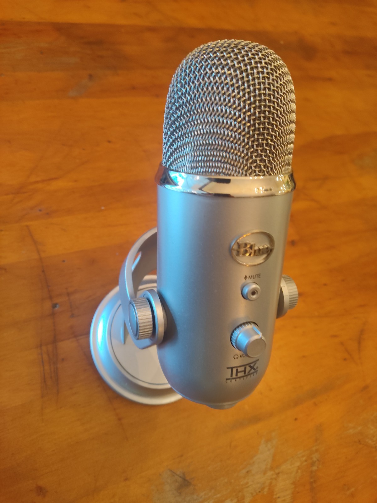 Blue Yeti USB Microphone – Platinum Studio Mic Podcast Stand Mount