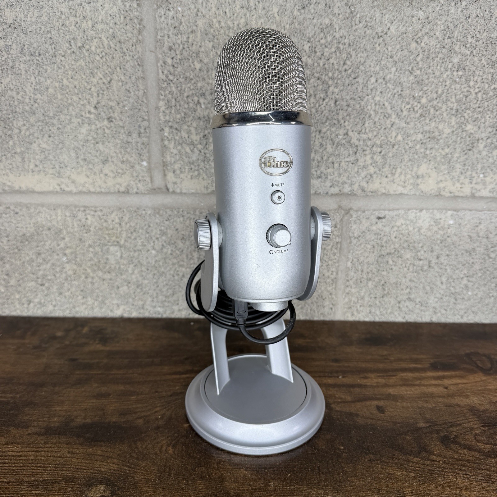 Blue Yeti USB Condenser Microphone Silver w/ Stand & USB Cable – Tested Working