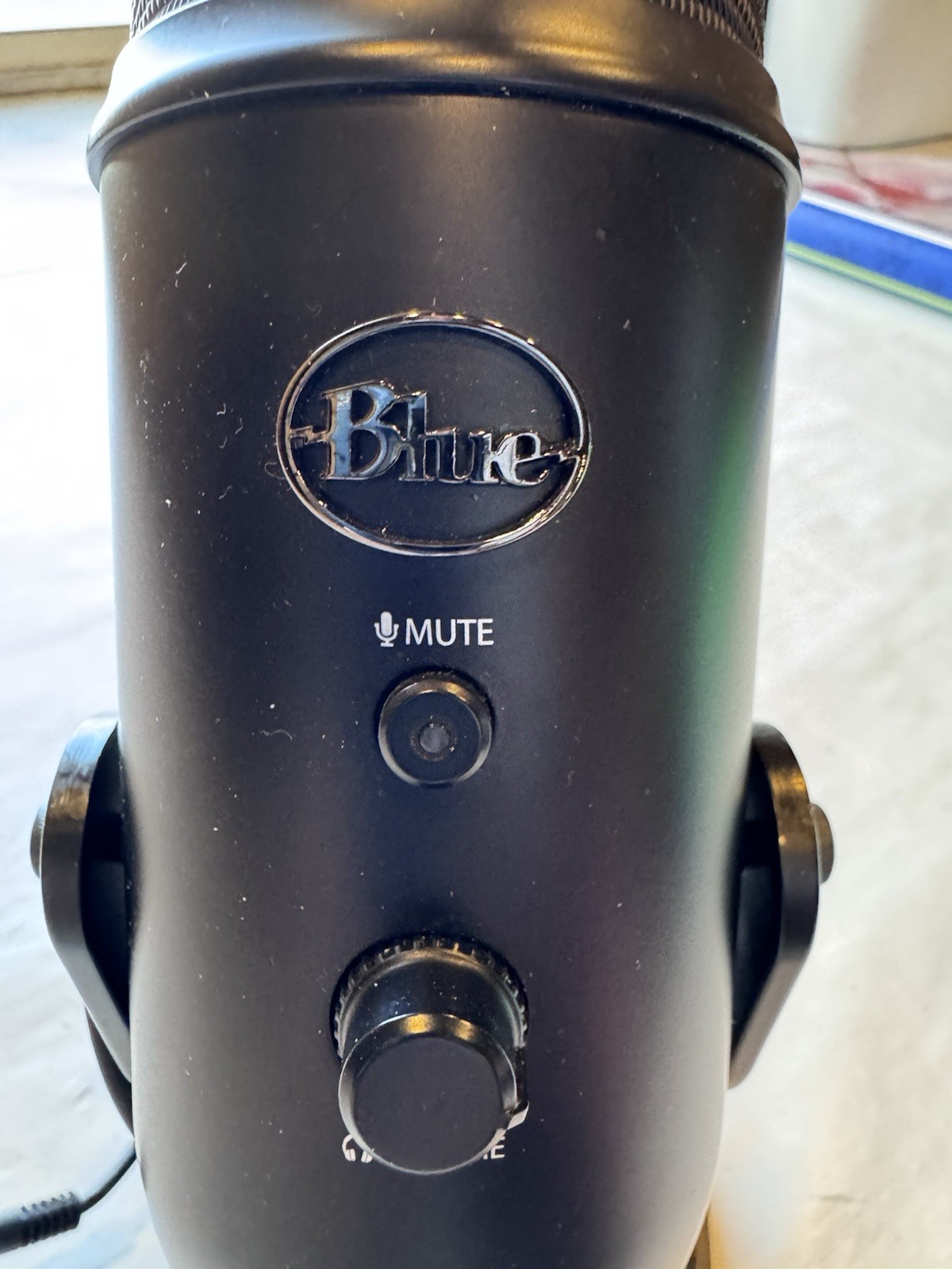 Blue Yeti USB Microphone Blackout edition)