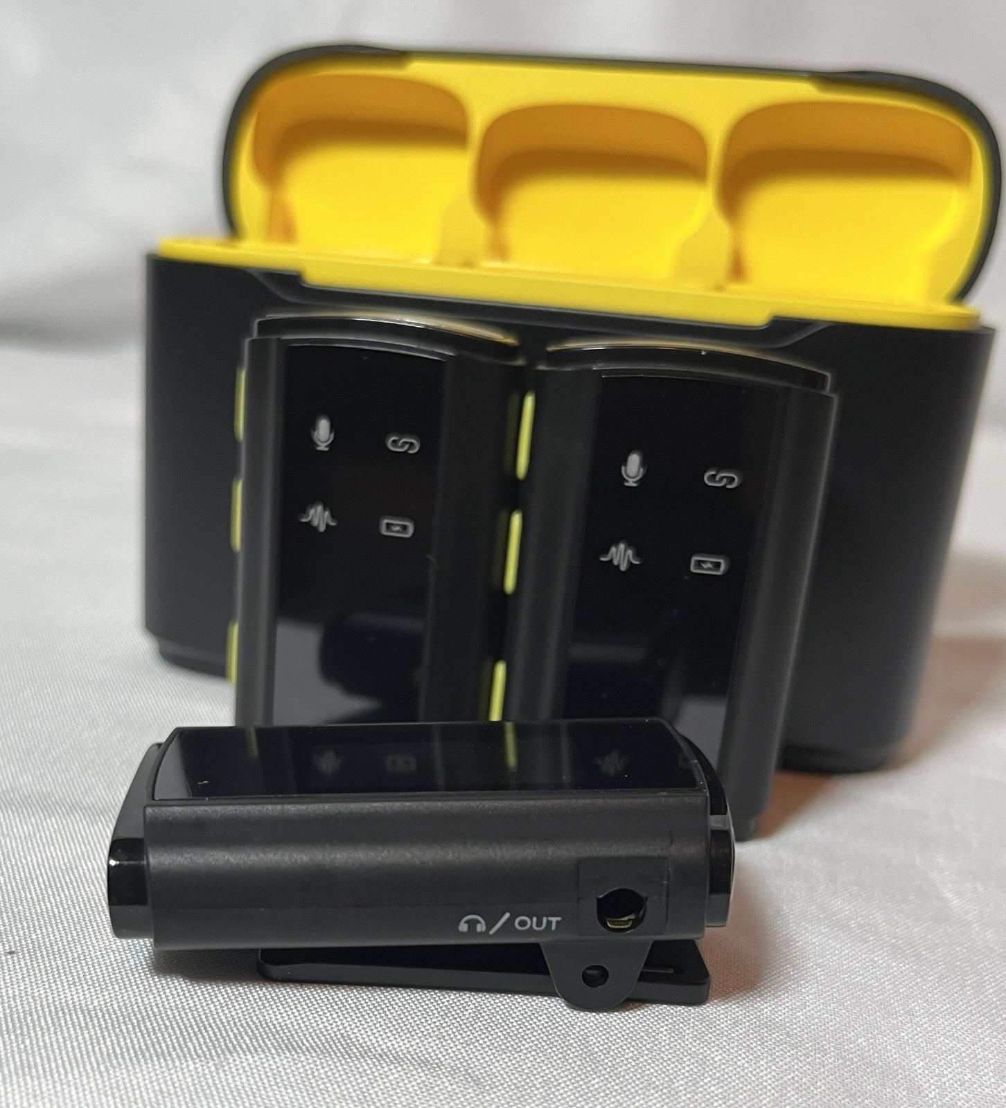 Wireless Lavalier Microphone for iPhone Lightning 2 TX 1 RX Charging Case