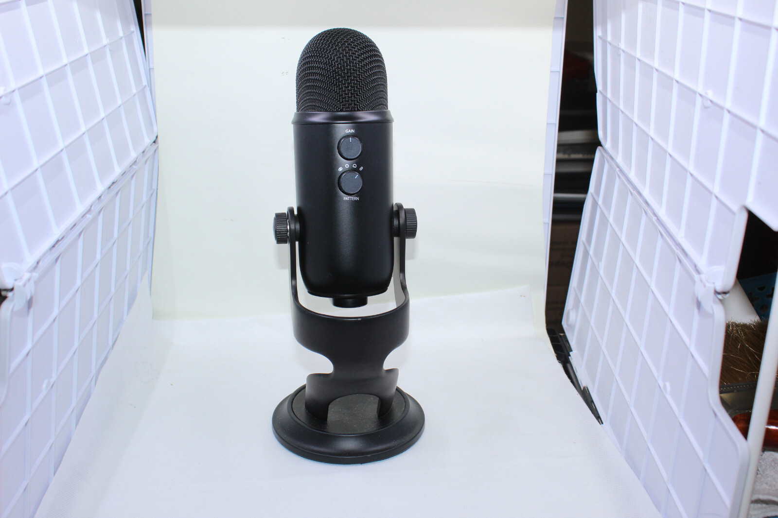 Blue Yeti Blackout USB Condenser Microphone – Professional Multi-Pattern Audio
