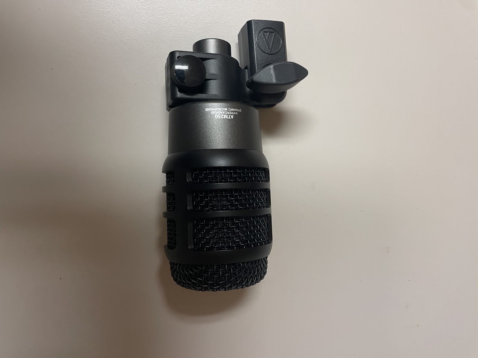 Audio-Technica ATM250 Hypercardioid Dynamic Kick Drum Mic + AT8471 Clip