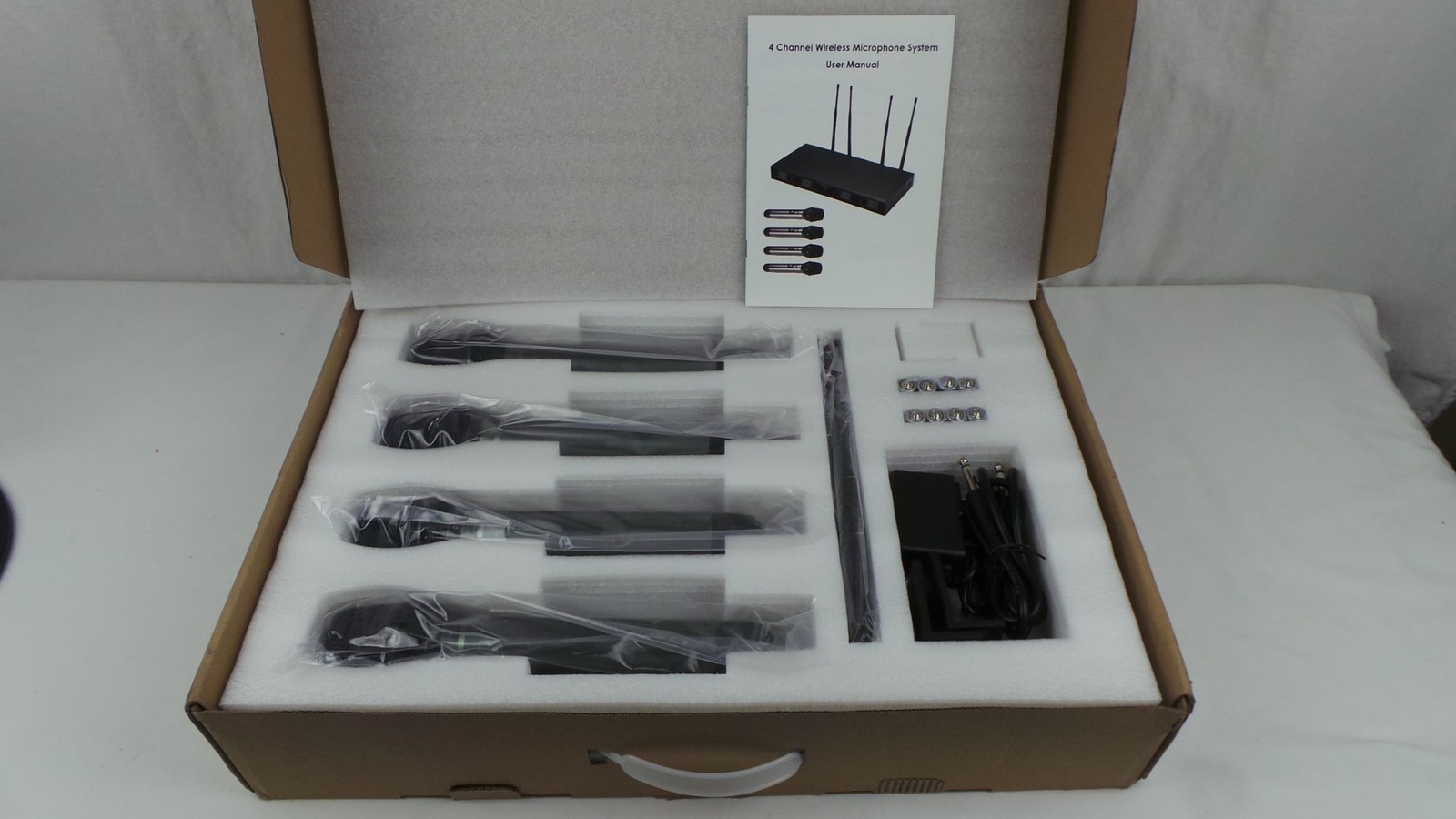 4 CHANNEL WIRELESS MICROPHONE SYSTEM BRAND NEW