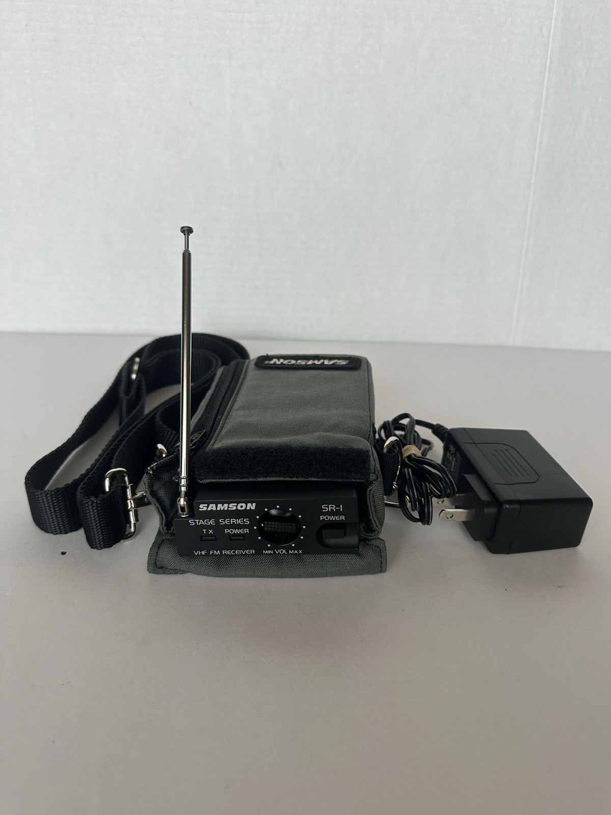 Samson SR1 Stage Series VHF FM receiver ~ case with strap