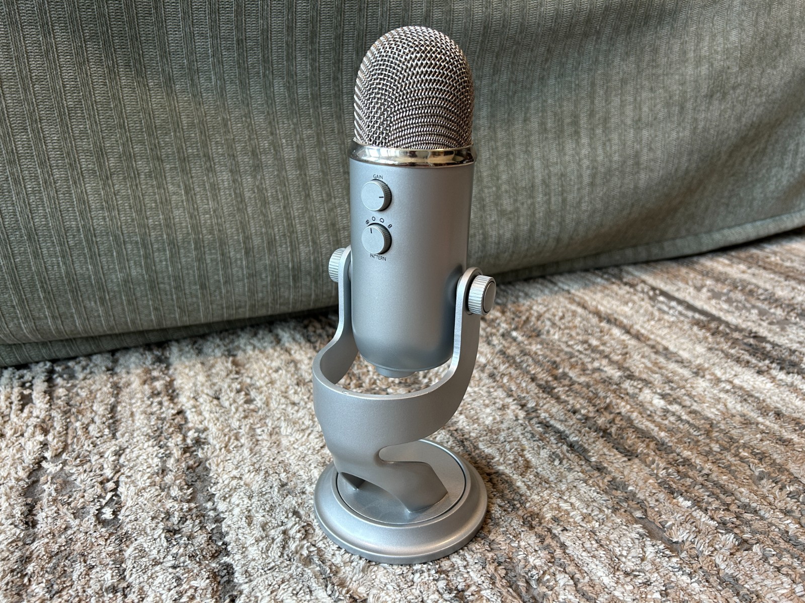 Blue Yeti Professional Multi-Pattern USB Condenser Microphone – Silver