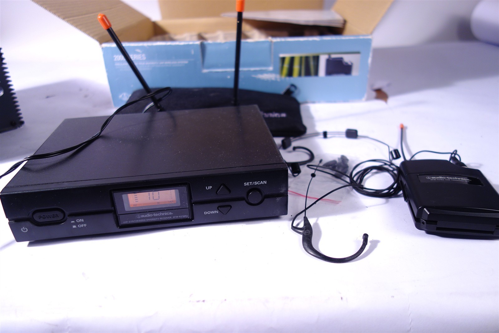 Audio Technica 2000 Series UHF Wireless Mic System ATW-T210a ATW-R2100a