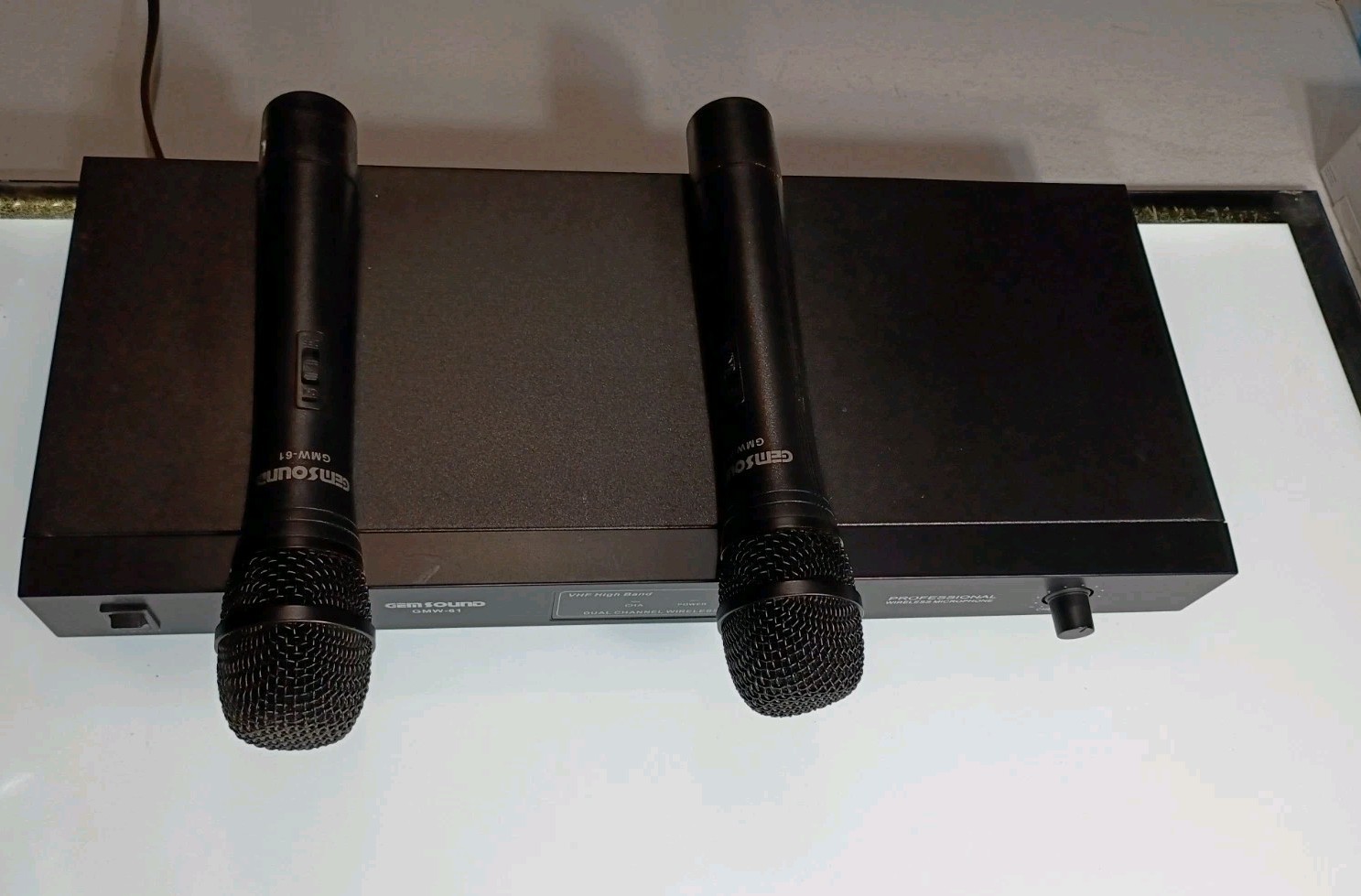 Gem Sound GMW-61 Wireless Dual Microphone System With 2 Wireless Microphones
