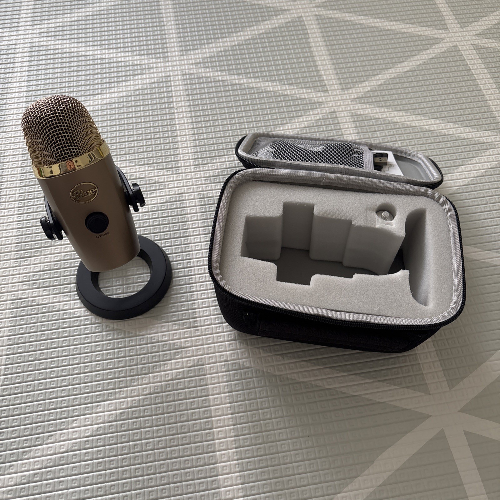 Blue Yeti Nano – Cubano Gold – Premium USB Microphone with protective case