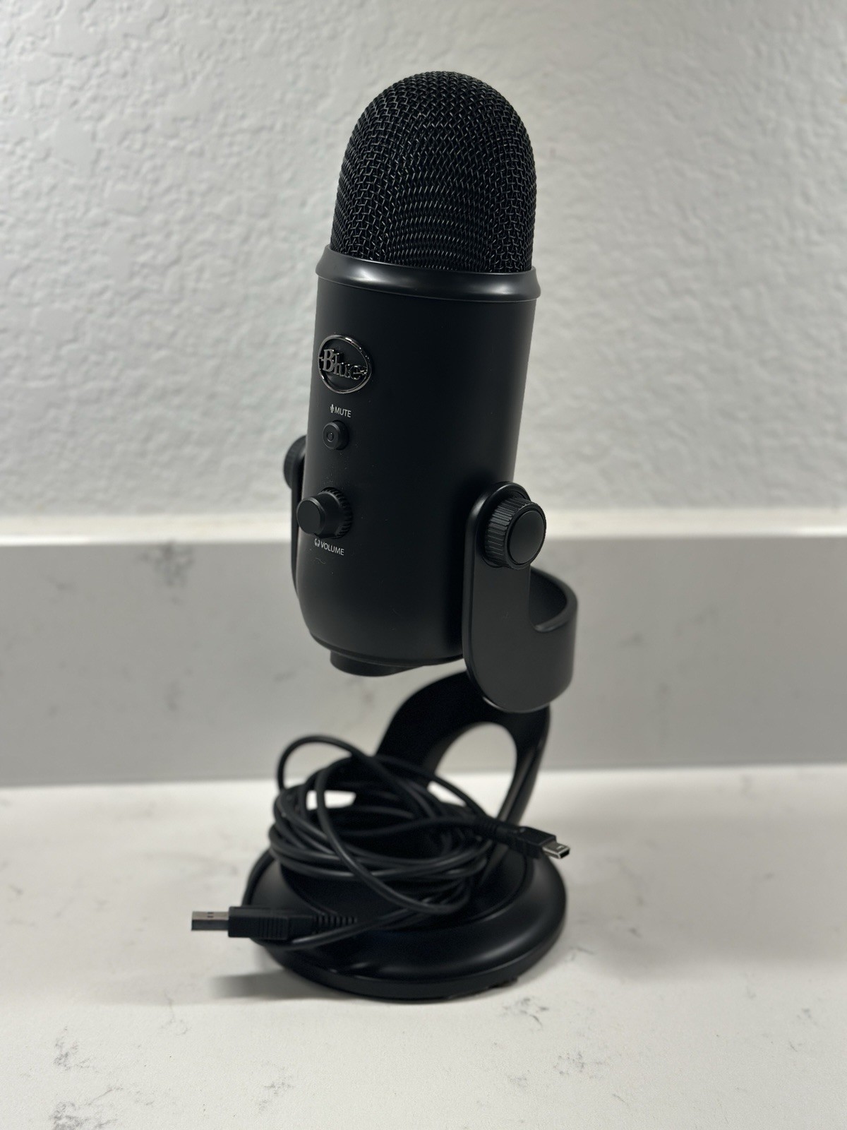 Logitech for Creators Blue Yeti USB Mic for Recording and Streaming on PC & Mac