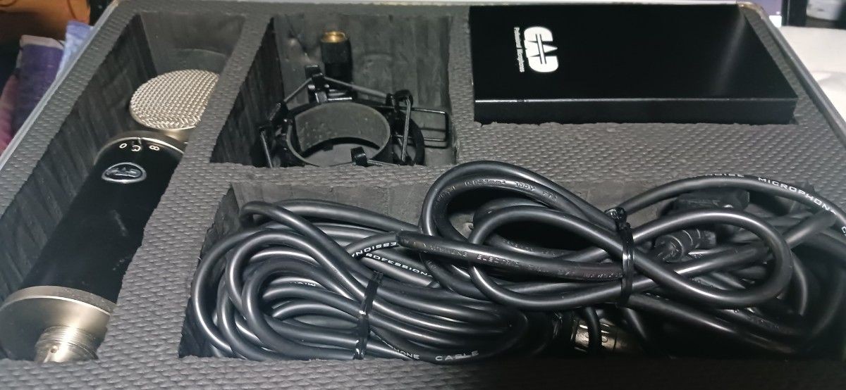 CAD Trion 8000 vacuum tube condenser microphone with dedicated hard case