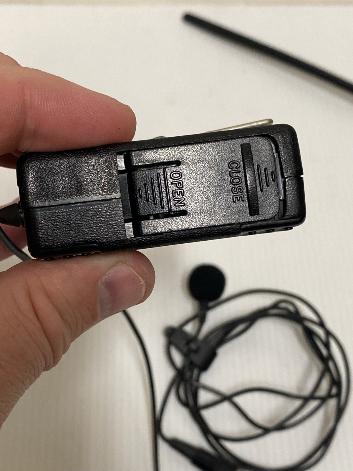 Shure T1 Guitarist Transmitter Unit – CV Frequency (208.200 MHz) – UNTESTED