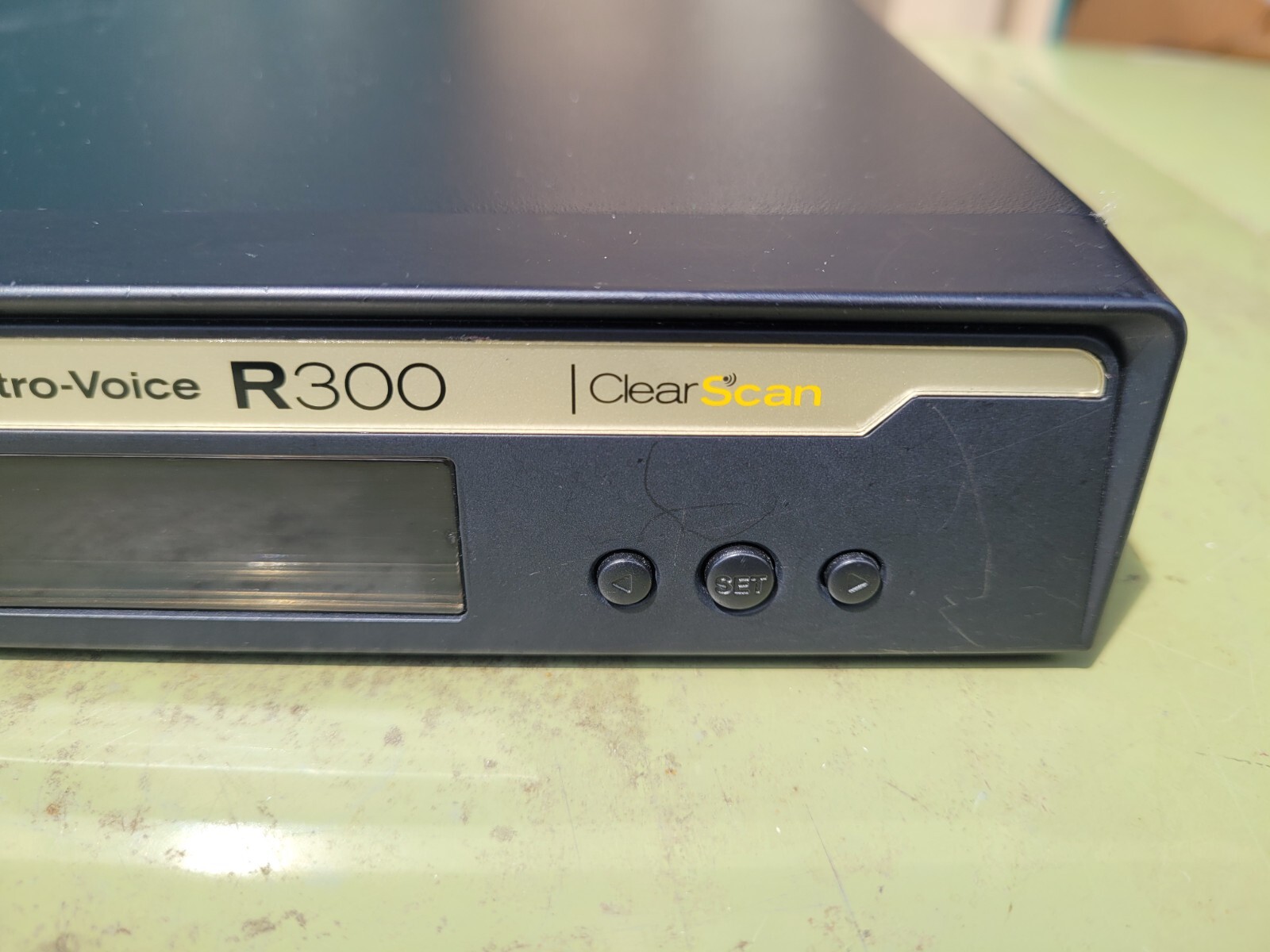 Electro-Voice R300 Handheld Wireless Receiver Band A 618.5 – 633.500MHz TESTED