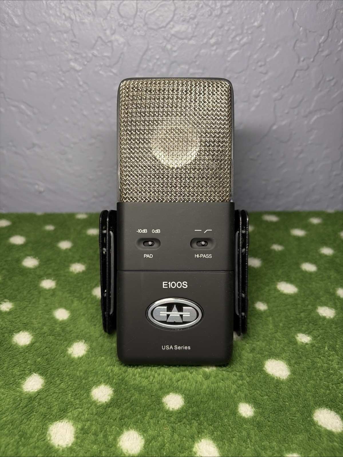 CAD Audio Equitek E100S Supercardiod Condenser Microphone Cherry Display Case