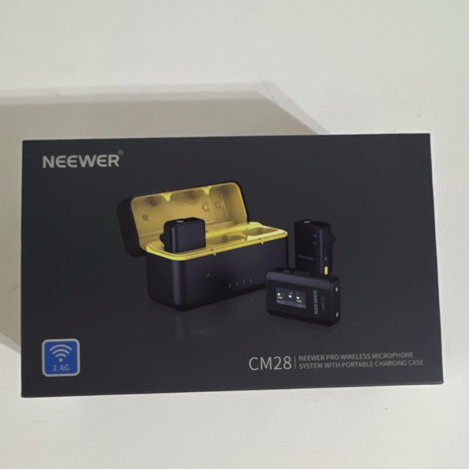 Neewer CM28 2.4G Wireless Lavalier Condenser Mic System w/ Charging Case