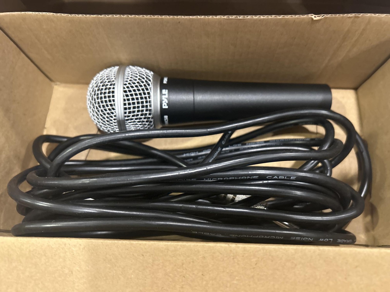 Pyle Handheld Microphone PDMIC58 – Dynamic Moving Coil Cardioid Unidirectional I