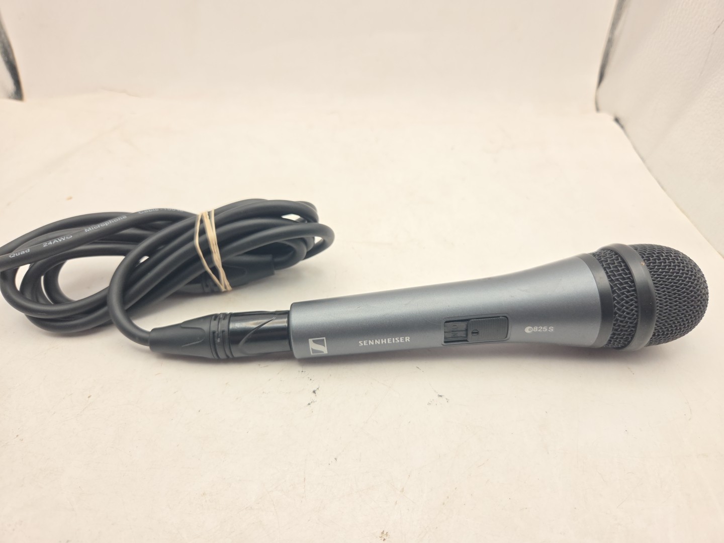 Sennheiser e 825-S Dynamic Cardioid Vocal Microphone with On/Off Switch & Pouch