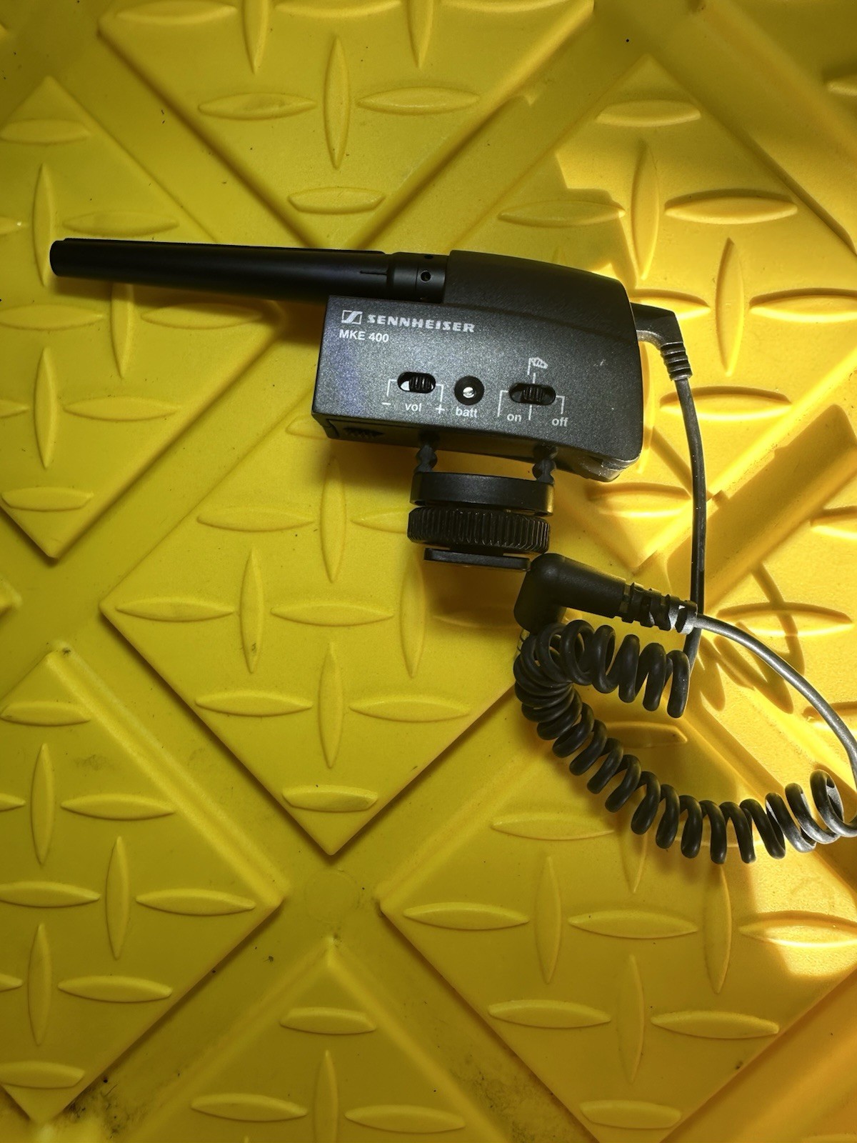 SENNHEISER MKE 400 ON CAMERA SHOTGUN MICROPHONE