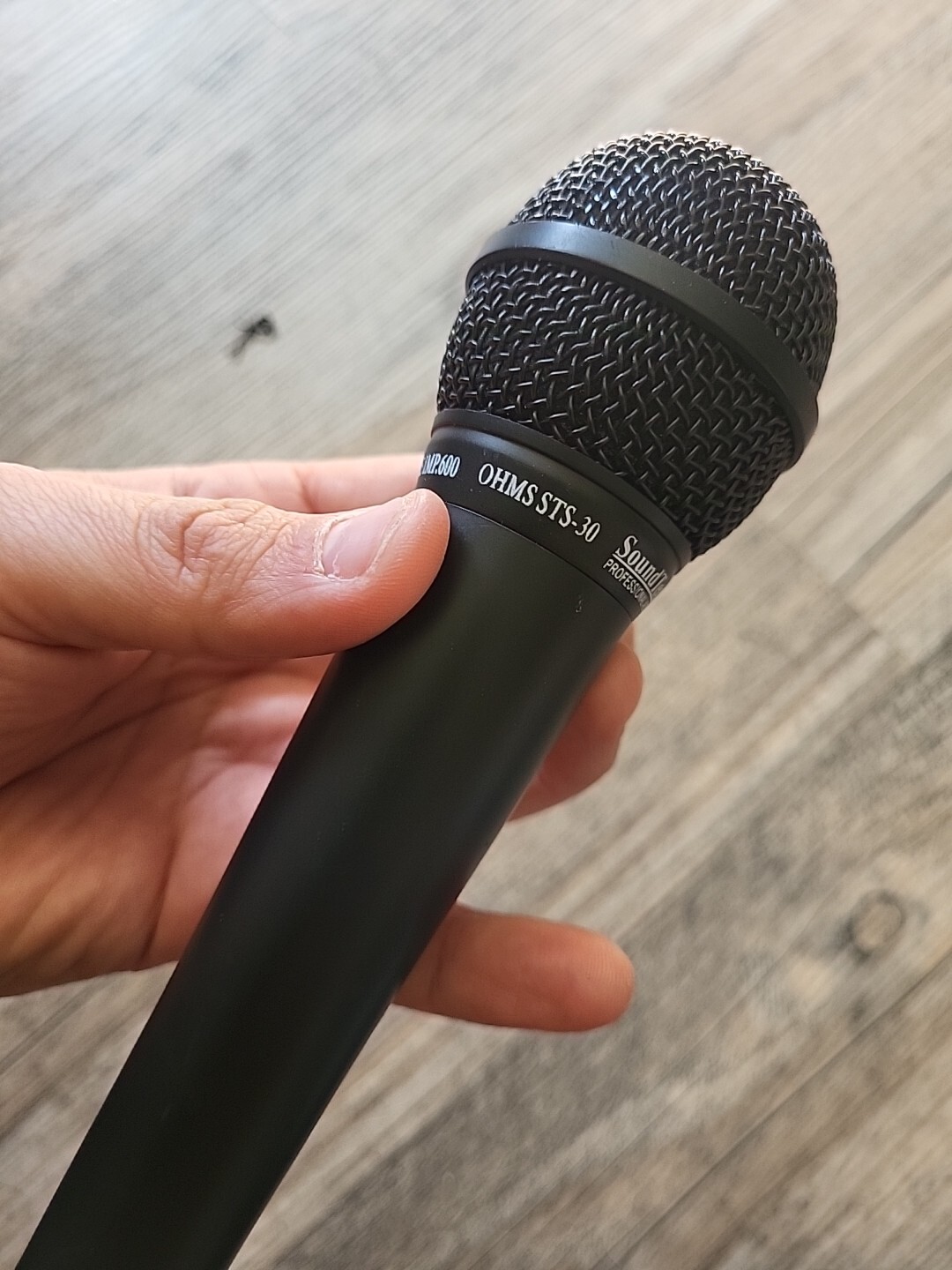 SoundTech Professional Audio STS-30 IMP 600 Unidirectional Dynamic Microphone