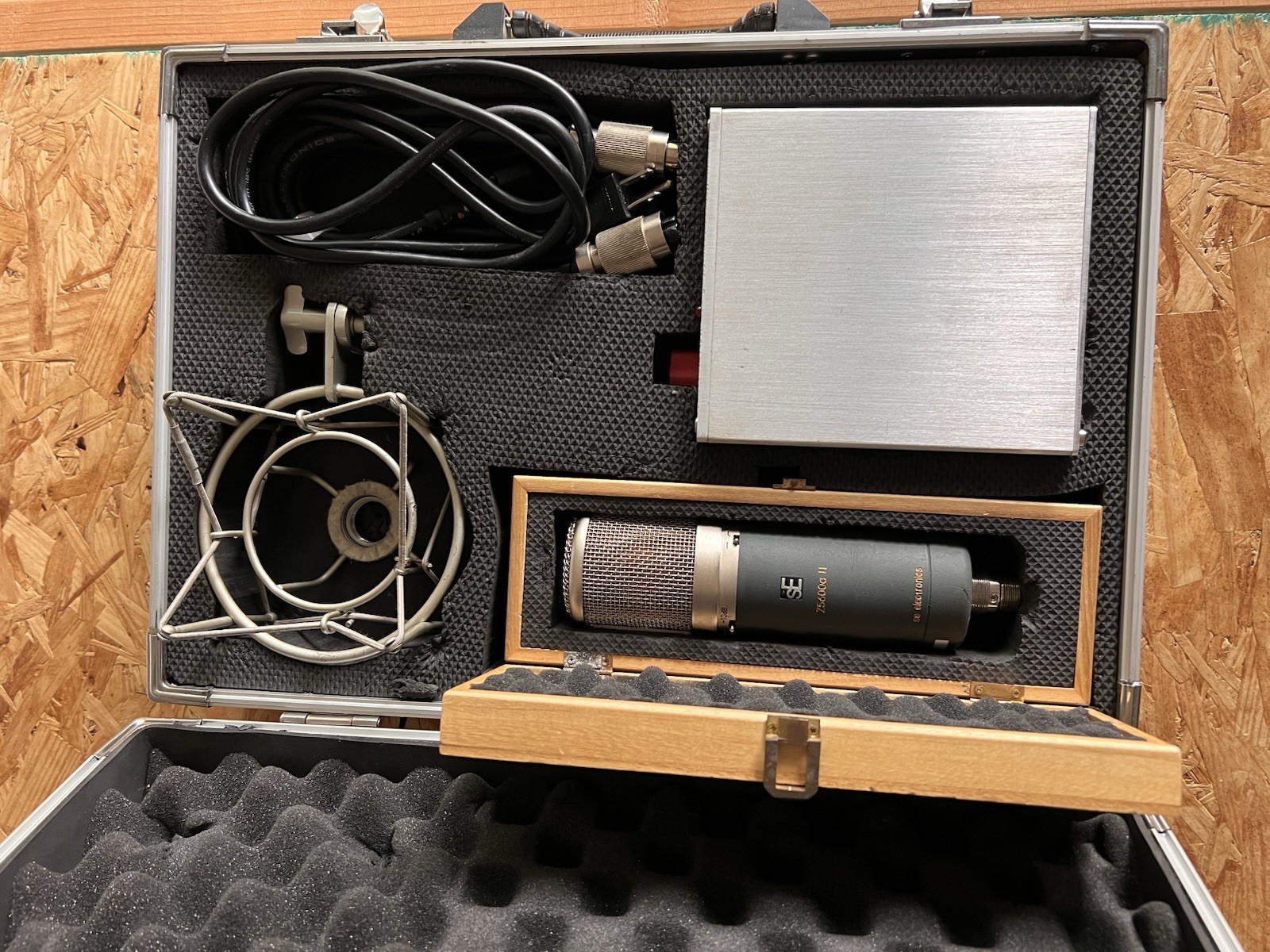 SE ELECTRONICS Z5600A II Large Diaphragm 9 Polar Pattern Condenser Studio Mic