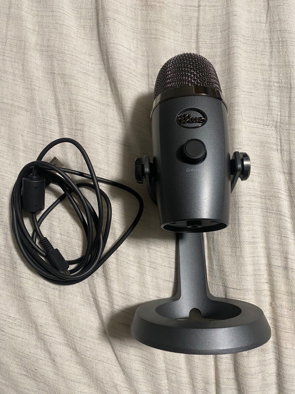 Blue Yeti Nano – Shadow Grey Condenser Mic –  via USB