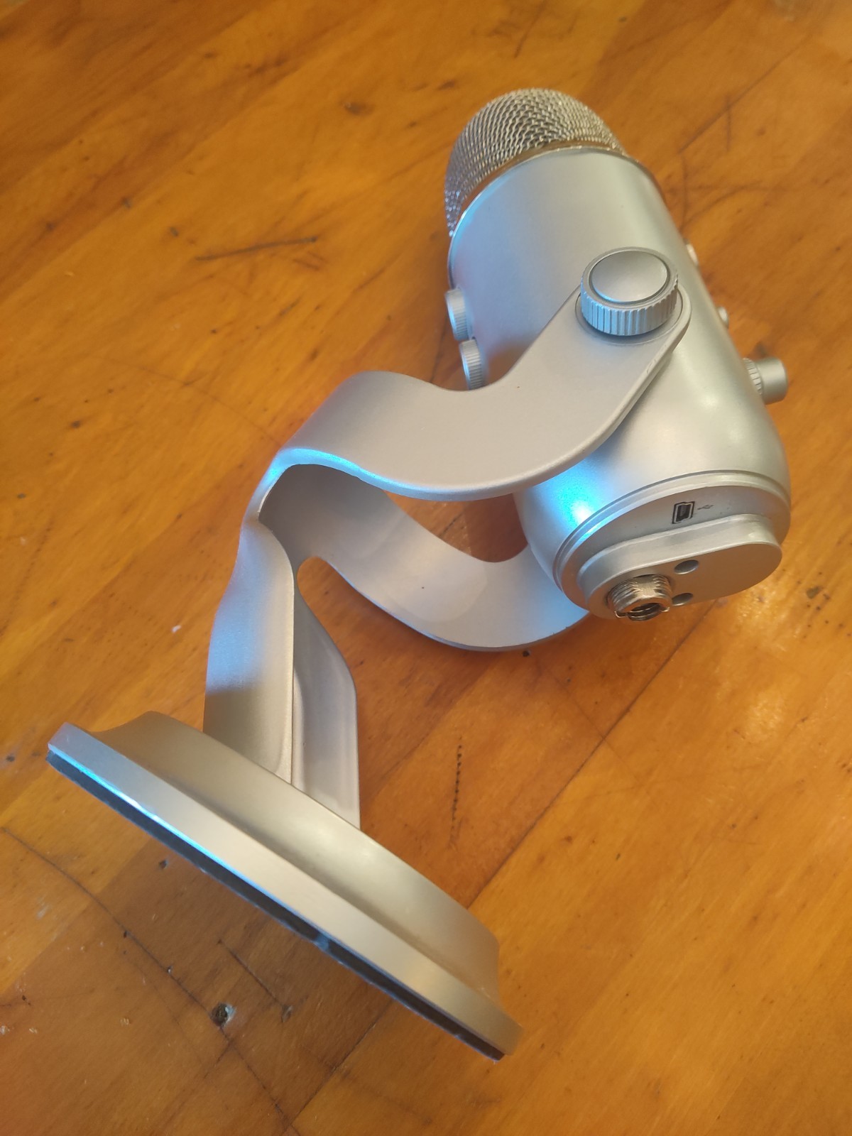 Blue Yeti USB Microphone – Platinum Studio Mic Podcast Stand Mount