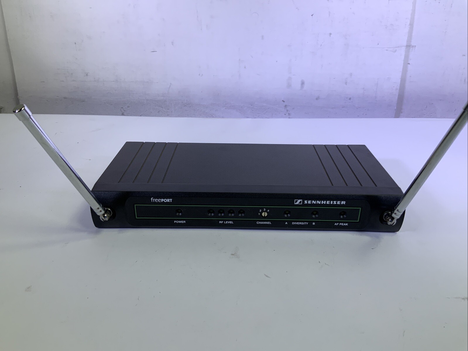 Sennheiser EM1-B 691-693 MHz Diversity Receiver – NG I2A