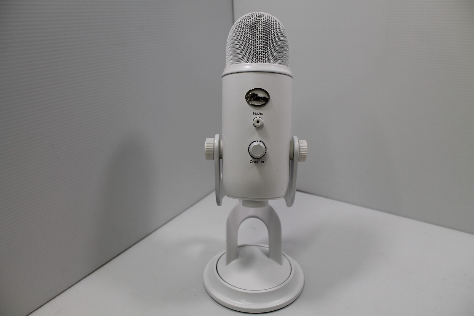 Blue Yeti USB Condenser Microphone Blackout Silver With Heavy Desktop Stand