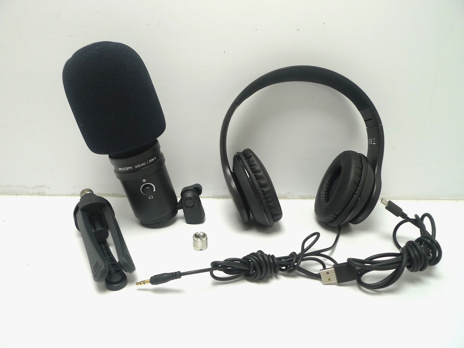 Zoom ZUM-2PMP Podcast Pack | Condenser Microphone, Headphones, Tripod, USB Cable