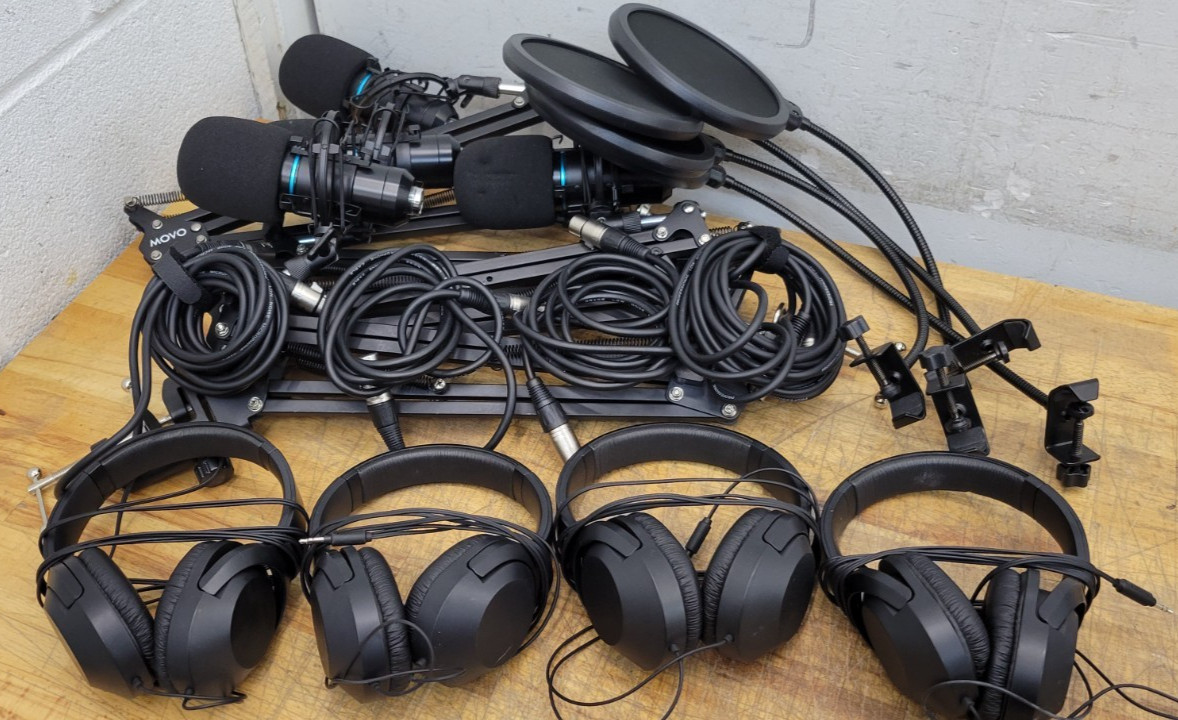Lot of Headphones and Microphones for Podcasting: Movo and Phillips – USED