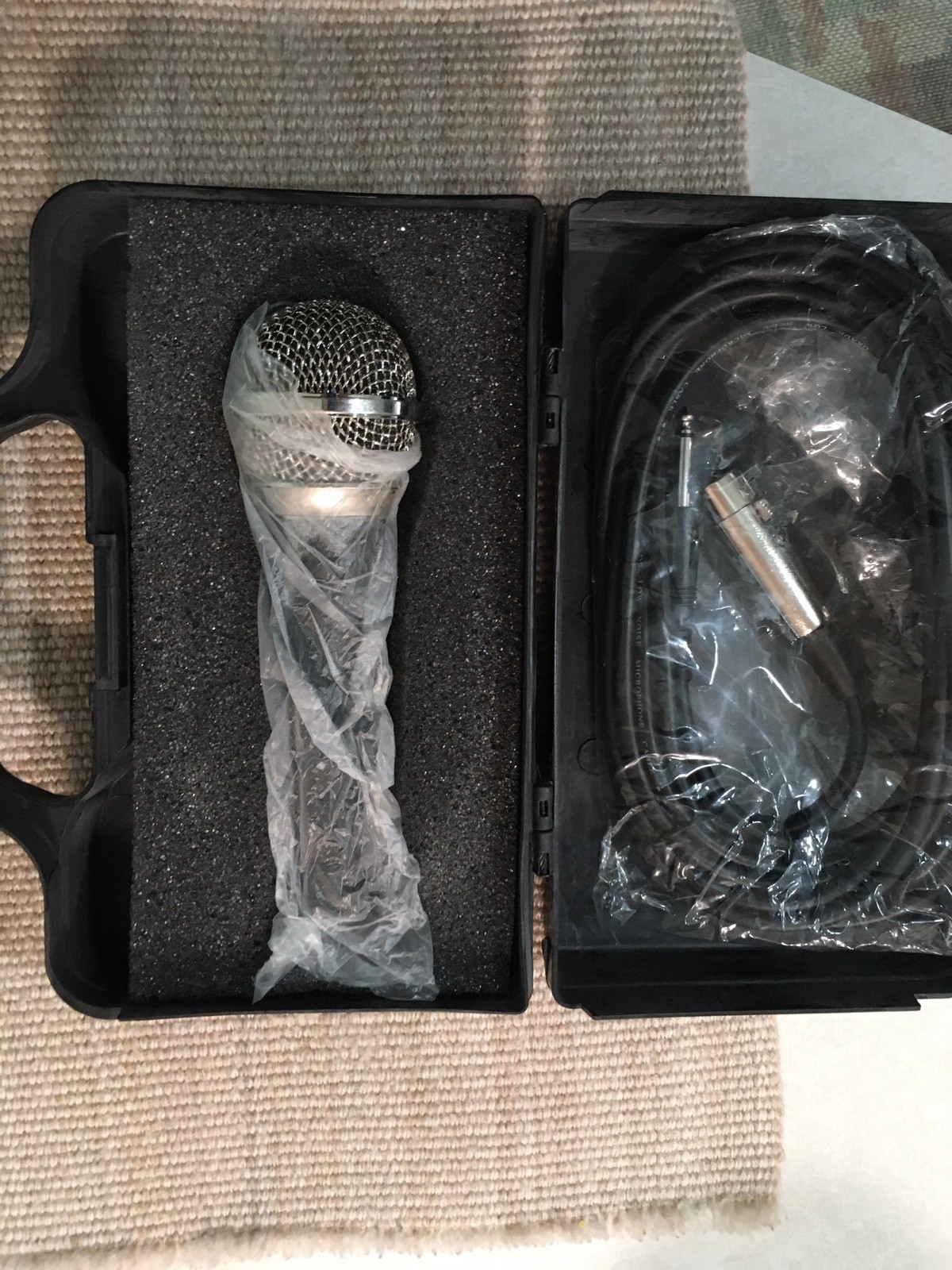 Acetonic Microphone HM 708 Dynamic, Pre-owned In fair Condition.