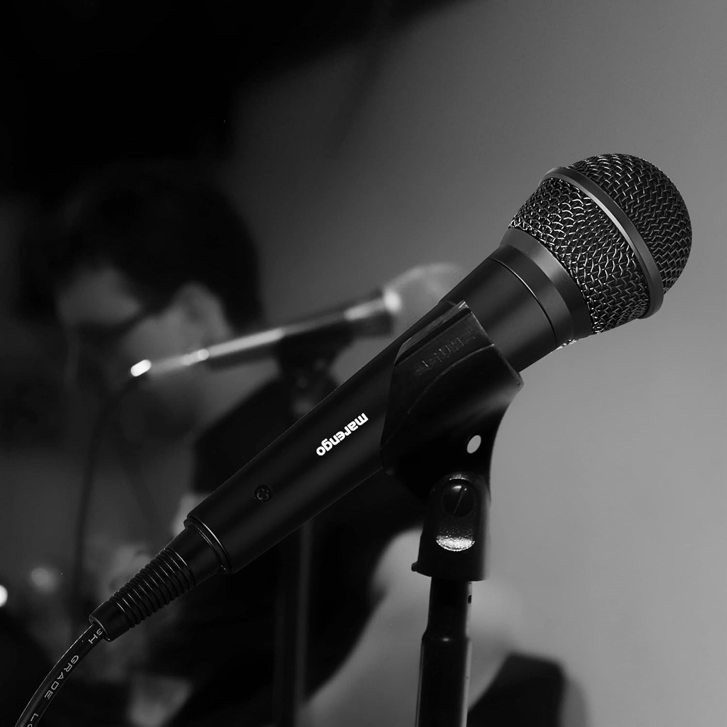 Versatile Handheld Microphone – Cardioid Pickup & Robust Compatibility