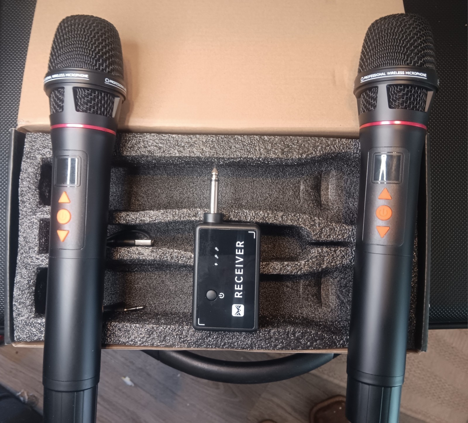 Professional Wireless Microphone with One-To-One Chip Connection (1000b2)