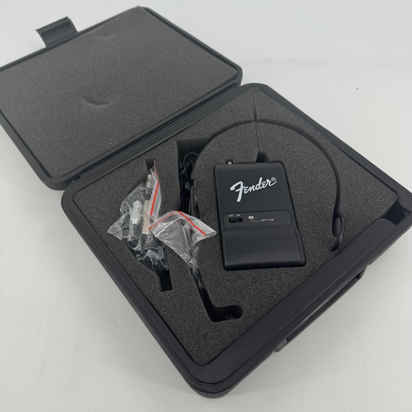 Fender Passport Wireless Executive Kit UHF Headset and Lavalier Microphone