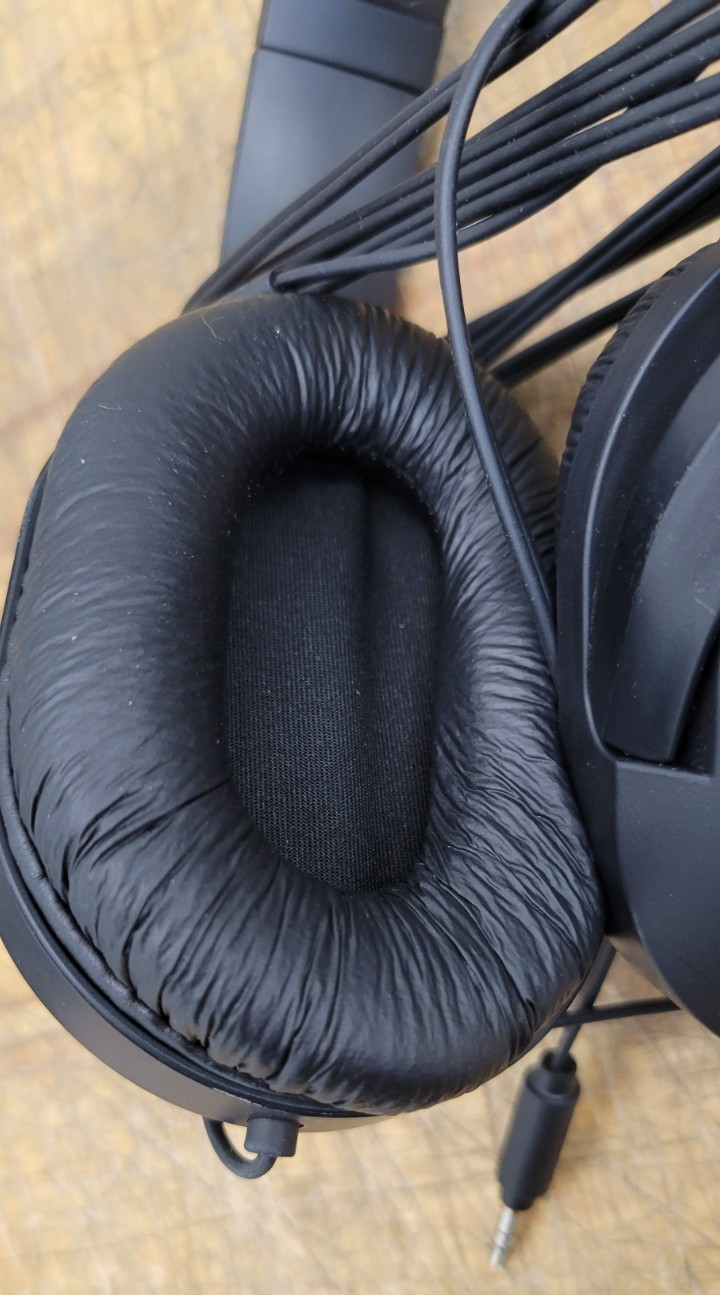Lot of Headphones and Microphones for Podcasting: Movo and Phillips – USED