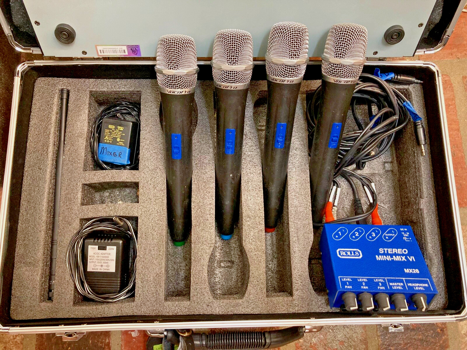 Voco Pro UHF 5800 4-channel Wireless Mic System with Rolls Mini Mix/ Case (#203)