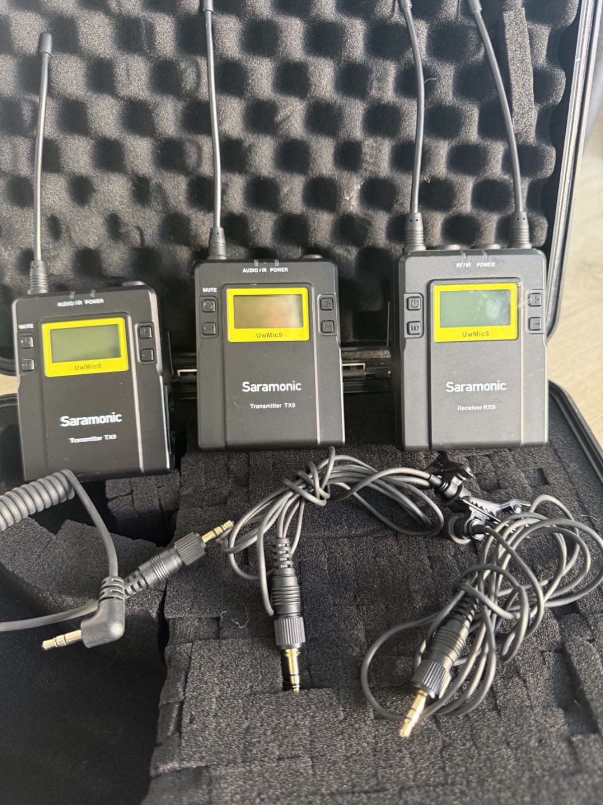 Saramonic UwMic9 Wireless Lavalier Mic System 2 TX + RX Dual Kit w/ Case