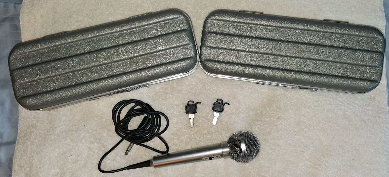 2 Peavey PVM Microphone Hardshell Storage Case With 1 Realistic Mic 33985A