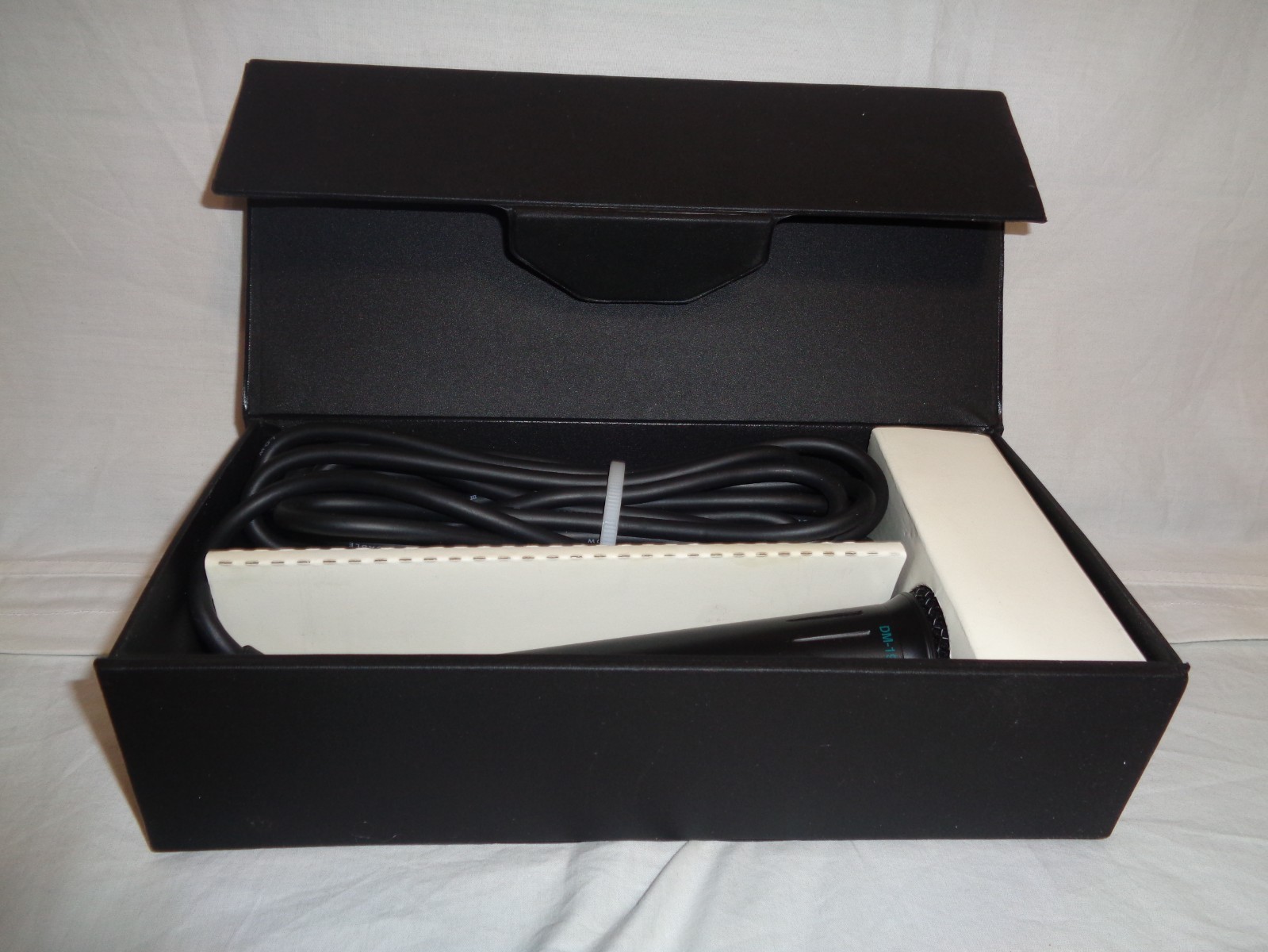 LEADER DM-1900 PROFESSIONAL DYNAMIC MICROPHONE – NEW IN BOX