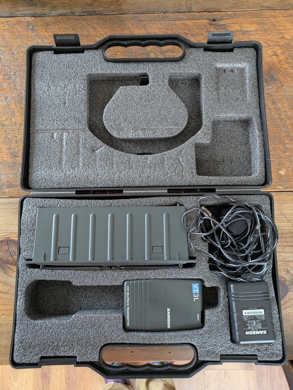 Samson VR3TD Wireless Receiver, VT3L VHS Beltpack Transmitter, Lavalier Mic