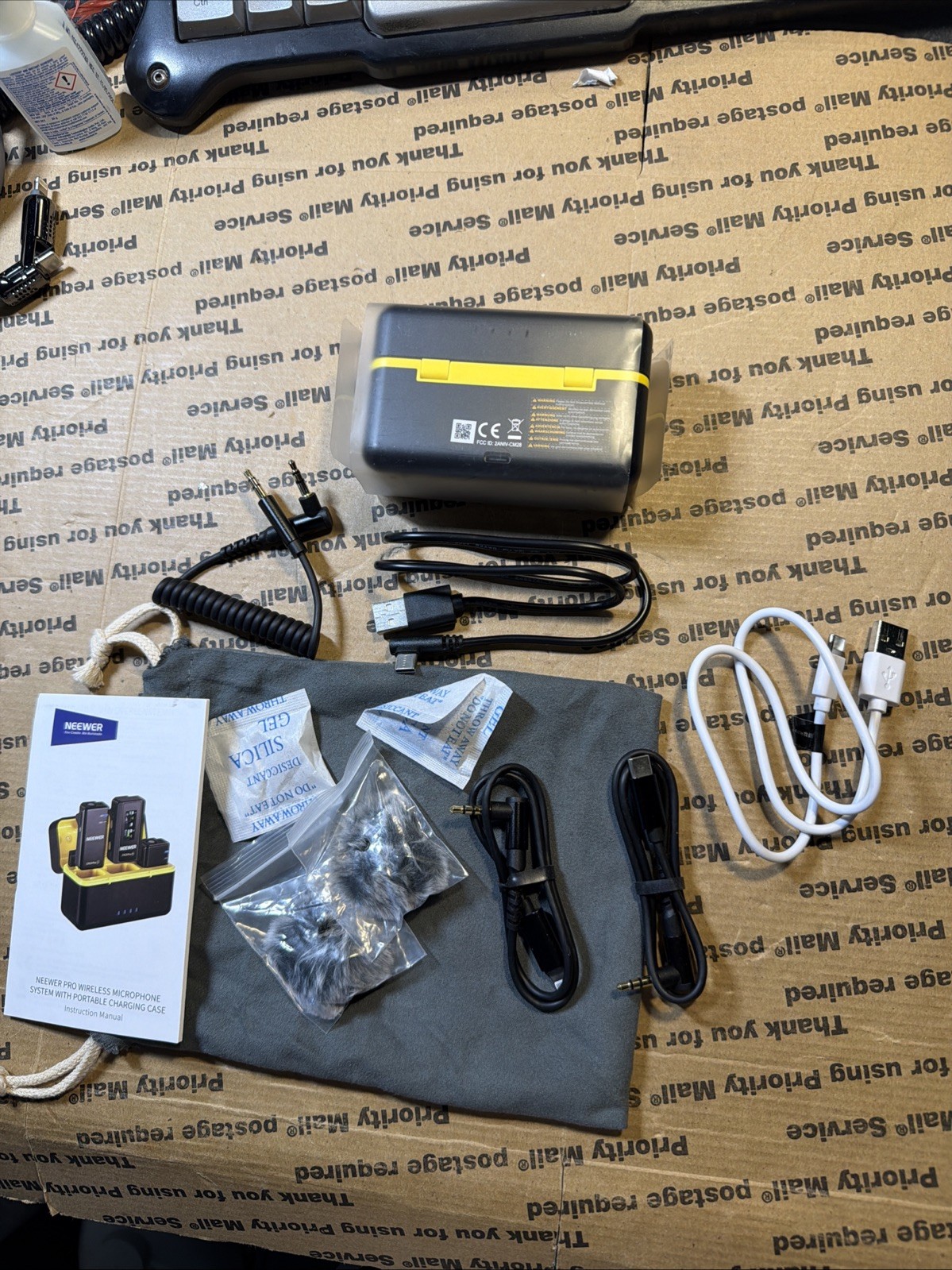 Neewer CM28 Pro Wireless Lavalier Condenser Mic System w/ Charging Case