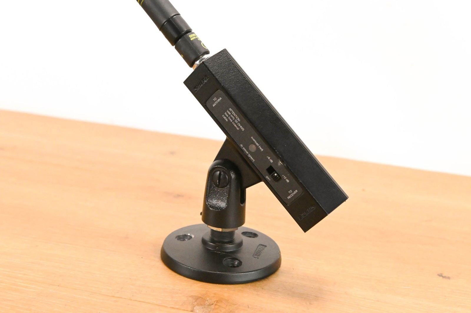 Shure UA834WB In-Line Antenna Amplifier with Stand – 470-900 MHz CG01XYE