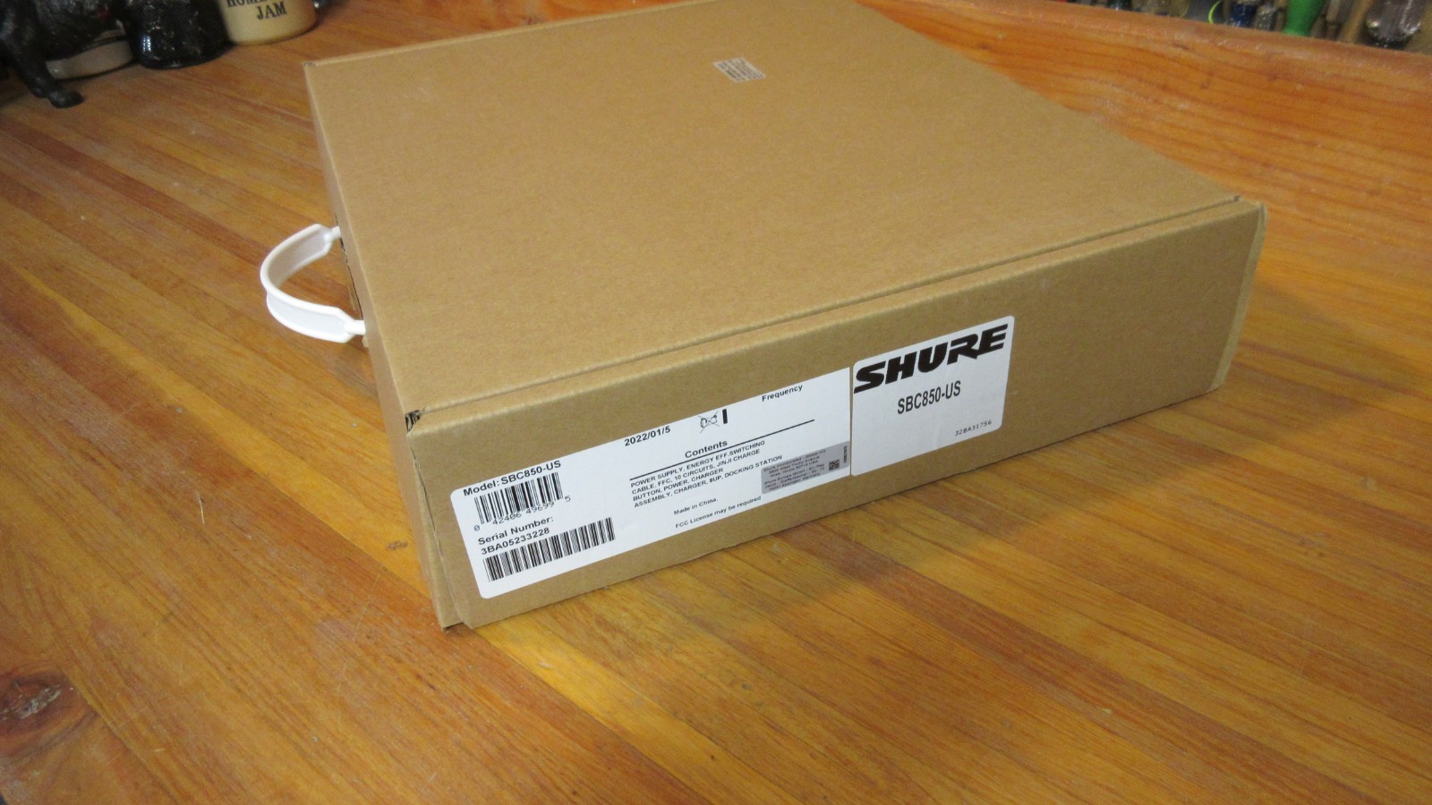 Shure SBC850-US 8-Bay Networked Charging Station with Power Supply